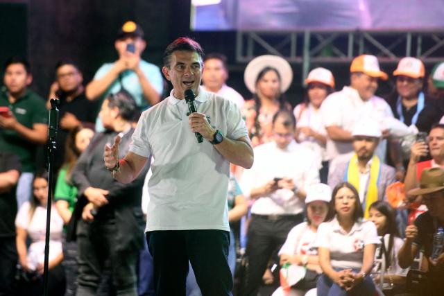 Bolivia's presidential candidate for the Christian Democratic Party (PDC), Rodrigo Paz speaks during his closing campaign rally in Santa Cruz, Bolivia, on October 13, 2025. Bolivia will hold the runoff presidential election on October 19. (Photo by Rodrigo URZAGASTI / AFP)