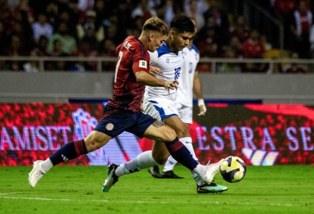 Costa Rica's forward #09 Manfred Ugalde (L) and Nicaragua's forward #16 Junior Arteaga fight for the ball during the 2026 FIFA World Cup Concacaf qualifier football match between Costa Rica and Nicaragua at the National Stadium in San Jose on October 13, 2025. (Photo by EZEQUIEL BECERRA / AFP)