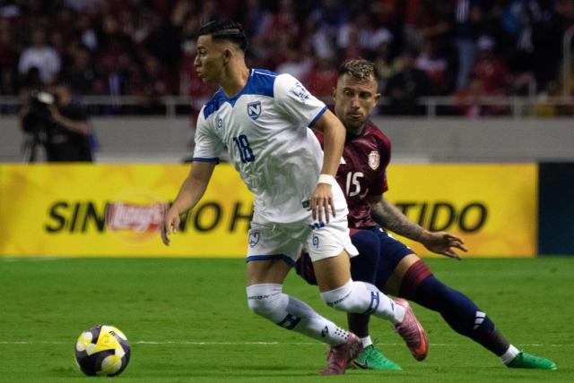 Nicaragua's forward #18 Bancy Hernandez and Costa Rica's defender #15 Francisco Calvo fight for the ball during the 2026 FIFA World Cup Concacaf qualifier football match between Costa Rica and Nicaragua at the National Stadium in San Jose on October 13, 2025. (Photo by EZEQUIEL BECERRA / AFP)