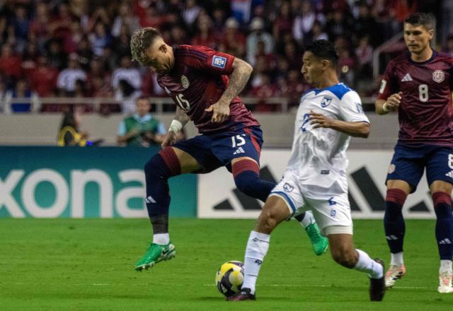 Costa Rica's defender #15 Francisco Calvo and Nicaragua's defender #02 Josue Quijano fight for the ball during the 2026 FIFA World Cup Concacaf qualifier football match between Costa Rica and Nicaragua at the National Stadium in San Jose on October 13, 2025. (Photo by EZEQUIEL BECERRA / AFP)
