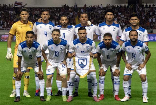 Nicaragua players pose for a team photo ahead of the 2026 FIFA World Cup Concacaf qualifier football match between Costa Rica and Nicaragua at the National Stadium in San Jose on October 13, 2025. (Photo by EZEQUIEL BECERRA / AFP)