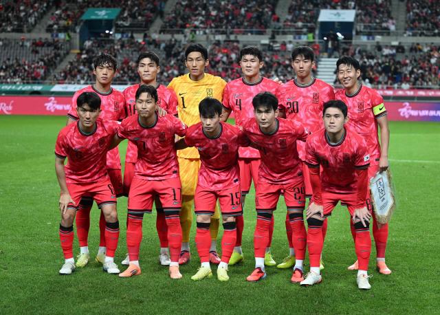 South Korea's players pose for a team photo prior to a friendly football match between South Korea and Paraguay in Seoul on October 14, 2025. (Photo by Jung Yeon-je / AFP)