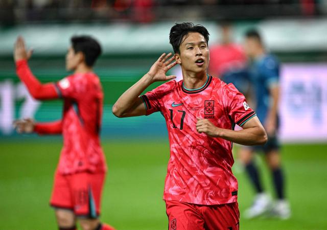South Korea's Eom Ji-sung (R) celebrates his goal against Paraguay during a friendly football match between South Korea and Paraguay in Seoul on October 14, 2025. (Photo by Jung Yeon-je / AFP)