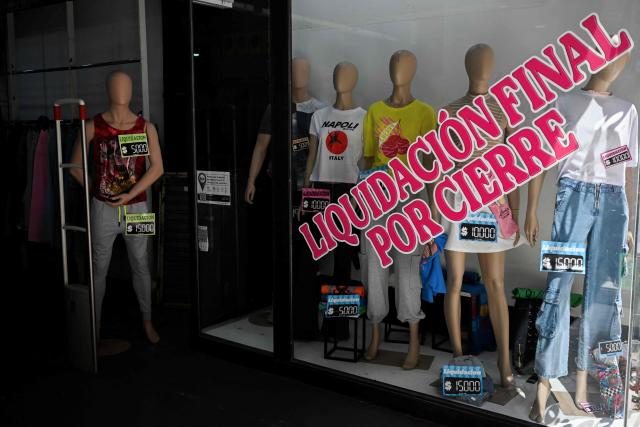 A store window features a sign reading “Final settlement due to closing,” in Buenos Aires on October 14, 2025. Argentina's statistics agency INDEC is expected to announce September’s inflation rate later in the day. (Photo by Luis ROBAYO / AFP)