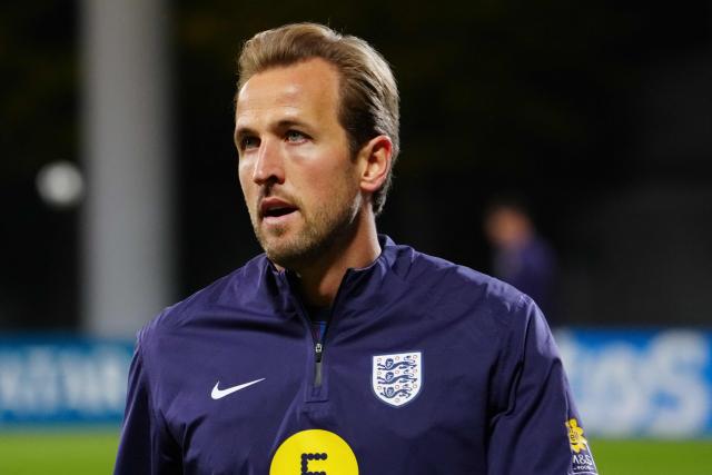 England's forward #09 Harry Kane arrives on the pitch prior to the 2026 World Cup qualifying group K football match between Latvia and England at the Daugava Stadium in Riga, Latvia on October 14, 2025, (Photo by Gints Ivuskans / AFP)