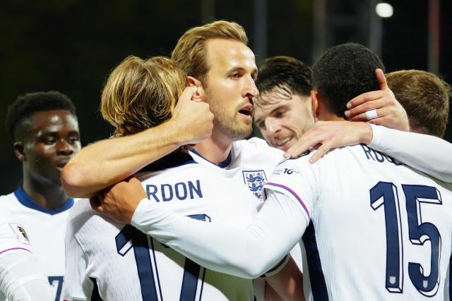 England's midfielder #17 Anthony Gordon (2nd L) celebrates scoring the opening goal with his teammates including England's forward #09 Harry Kane (C) during the 2026 World Cup qualifying group K football match between Latvia and England at the Daugava Stadium in Riga, Latvia on October 14, 2025, (Photo by Gints Ivuskans / AFP) / ALTERNATE CROP