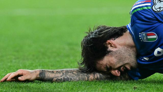 Italy's midfielder #08 Sandro Tonali reacts after picking up an injury during the FIFA World Cup 2026 Group I qualification football match between Italy and Israel, at the the Bluenergy Stadium in Udine northeastern Italy, on October 14, 2025. (Photo by Stefano RELLANDINI / AFP)