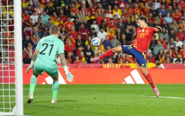 Spain's forward #21 Mikel Oyarzabal challenges Bulgaria's goalkeeper #21 Svetoslav Vutsov during the 2026 World Cup qualifiers Europe zone group E football match between Spain and Bulgaria at the Jose Zorrilla stadium in Valladolid on October 14, 2025. (Photo by Cesar MANSO / AFP)