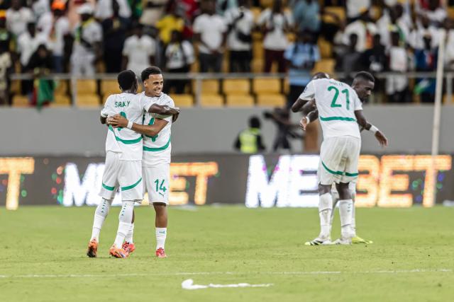 Senegal's players celebrate their victory at the end of the FIFA World Cup 2026 Africa qualifiers Group B match between Senegal and Mauritania at the Stade Abdoulaye Wade, in Diamniadio, on October 14, 2025. (Photo by Patrick Meinhardt / AFP)