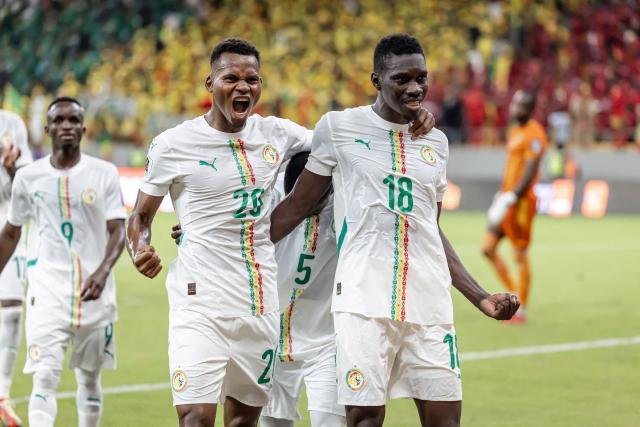 Senegal's forward #20 Habib Diallo celebrates with teammates after scoring a goal during the FIFA World Cup 2026 Africa qualifiers group B match between Senegal and Mauritania at Stade Abdoulaye Wade, in Diamniadio on October 14, 2025. (Photo by Patrick Meinhardt / AFP)