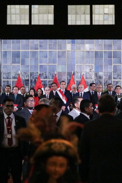 Peru's interim President Jose Jeri (C) poses for a family photo with his new ministers during the inauguration ceremony of his cabinet at the Presidential Palace in Lima on October 13, 2025. Peru's new interim president, José Jerí, appointed a retired general who fought against the Shining Path guerrilla group as interior minister on Tuesday, one of the key positions in the transitional government. (Photo by CONNIE FRANCE / AFP)