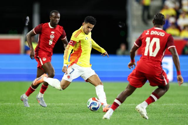 Colombia's forward #07 Luis Diaz controls the ball during the international friendly football match between Canada and Colombia at Sports Illustrated Stadium in Harrison, New Jersey, on October 14, 2025. (Photo by CHARLY TRIBALLEAU / AFP)