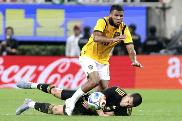 Ecuador's midfielder #15 Pedro Vite and Mexico's midfielder #06 Erik Lira fight for the ball during the international friendly match between Mexico and Ecuador at the Akron Stadium in Zapopan, Jalisco state, Mexico on October 14, 2025. (Photo by Ulises Ruiz / AFP)