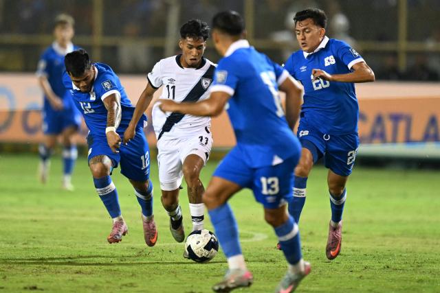 El Salvador's midfielder #12 Marcelo Diaz, Guatemala's midfielder #11 Rudy Munoz and El Salvador's midfielder #20 Mauricio Cerritos fight for the ball during the 2026 FIFA World Cup Concacaf qualifier football match between El Salvador and Guatemala at the Cuscatlan Stadium in San Salvador on October 14, 2025. (Photo by MARVIN RECINOS / AFP)