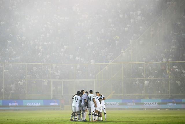 Players of Guatemala gather in a circle ahead of the 2026 FIFA World Cup Concacaf qualifier football match between El Salvador and Guatemala at the Cuscatlan Stadium in San Salvador on October 14, 2025. (Photo by MARVIN RECINOS / AFP)