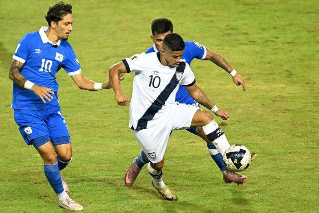 El Salvador's midfielder #10 Enrico Hernandez and Guatemala's midfielder #10 Pedro Altan fight for the ball during the 2026 FIFA World Cup Concacaf qualifier football match between El Salvador and Guatemala at the Cuscatlan Stadium in San Salvador on October 14, 2025. (Photo by Marvin RECINOS / AFP)