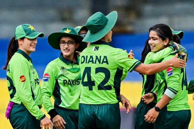 Pakistan's captain Fatima Sana (R) celebrates with teammates after taking the wicket of England's Amy Jones during the ICC Women's Cricket World Cup 2025 one-day international (ODI) match between England and Pakistan at the R. Premadasa International Cricket Stadium in Colombo on October 15, 2025. (Photo by Ishara S. KODIKARA / AFP)