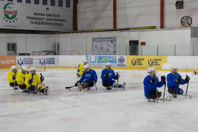Team members, consisting of Ukrainian military veterans, athletes, and enthusiasts, participate in a para ice hockey training organized by the Ukrainian Para Ice Hockey Federation at the ATEK Ice Arena in Kyiv on October 15, 2025, amid the Russian invasion of Ukraine. Para hockey, or sledge hockey, is an adaptive form of hockey in which players—people with amputations or lower limb impairments—move across the ice on special sleds called sledges. Such training helps to build a community around inclusive sports, which promotes the rehabilitation and social adaptation of veterans, and is also a step towards creating a permanent national para hockey league and forming a Ukrainian national team for this sport. (Photo by Tetiana DZHAFAROVA / AFP)