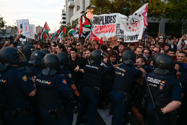 Police push back protesters during a demonstration against the participation of Israeli basketball team Hapoel IBI Tel-Aviv in the Euroleague, ahead of their match against Valencia Basket, in Valencia, on October 15, 2025. (Photo by Jose JORDAN / AFP)
