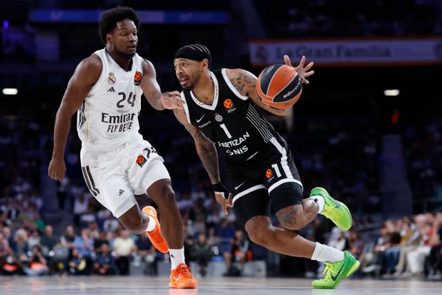 Partizan Belgrade's US guard #1 Carlik Jones drives past Real Madrid's Dominican guard #24 Andres Feliz during the Euroleague basketball match between Real Madrid Baloncesto and Partizan Belgrade at Movistar Arena in Madrid on October 15, 2025. (Photo by Oscar DEL POZO / AFP)