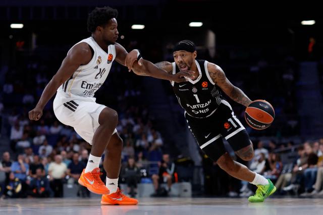 Partizan Belgrade's US guard #1 Carlik Jones drives past Real Madrid's Dominican guard #24 Andres Feliz during the Euroleague basketball match between Real Madrid Baloncesto and Partizan Belgrade at Movistar Arena in Madrid on October 15, 2025. (Photo by Oscar DEL POZO / AFP)