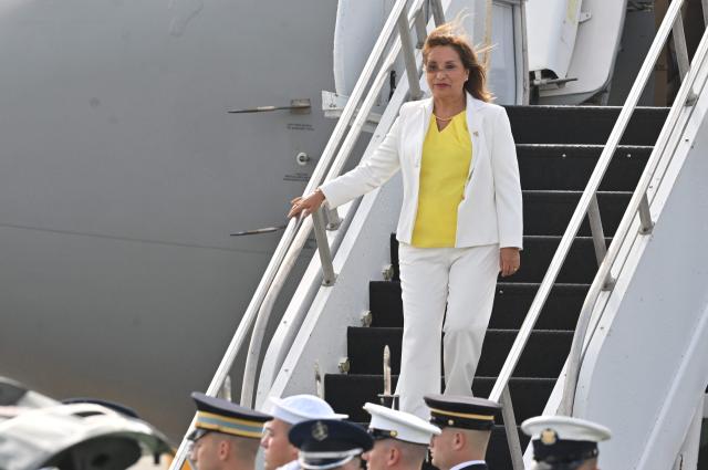 (FILES) Peruvian President Dina Boluarte steps off her airplane at San Francisco International Airport in San Francisco, California, on November 14, 2023, as she arrives to attend the Asia-Pacific Economic Cooperation (APEC) summit. A Peruvian judge on October 15, 2025, declared "unfounded" the request of a prosecutor who sought to prevent former President Dina Boluarte, recently removed from office, from leaving the country while she is being investigated for alleged money laundering among other crimes. (Photo by Frederic J. Brown / AFP)