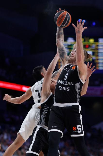 Real Madrid's Argentine forward #14 Gabriel Deck (L) fights for the ball with Partizan Belgrade's US forward #5 Dylan Osetkowski during the Euroleague basketball match between Real Madrid Baloncesto and Partizan Belgrade at Movistar Arena in Madrid on October 15, 2025. (Photo by Oscar DEL POZO / AFP)