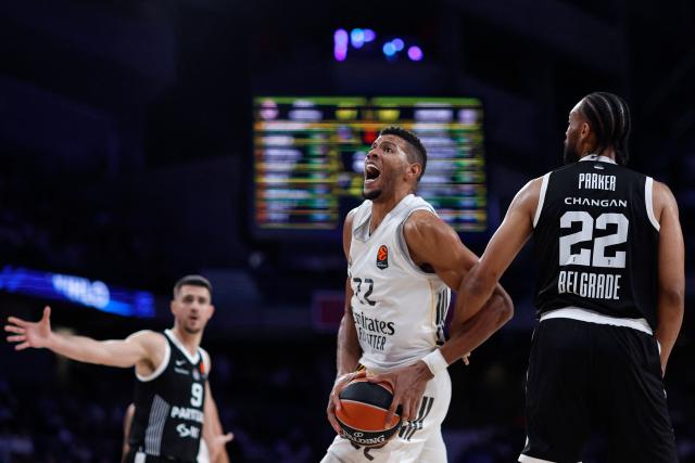 Real Madrid's Cape Verdean center #22 Walter Tavares (C) reacts as he is challenged by Partizan Belgrade's US forward #22 Jabari Parker during the Euroleague basketball match between Real Madrid Baloncesto and Partizan Belgrade at Movistar Arena in Madrid on October 15, 2025. (Photo by Oscar DEL POZO / AFP)