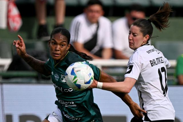 Deportivo Cali's forward #19 Melanin Aponza and Deportivo Cali's defender #17 Kelly Caicedo fight for the ball during the 2025 Women's Copa Libertadores quarter-final football match between Chile's Colo Colo and Colombia's Deportivo Cali at the Florencio Sola Stadium in Banfield, Buenos Aires province on October 15, 2025. (Photo by Luis ROBAYO / AFP)