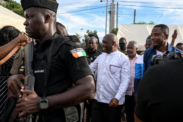 Independent presidential candidate Ahoua Don Mello (C) arrives to attend his campaign rally at the commune of Port-Bouet in Abidjan on October 15, 2025. The west African nation will go to the polls on October 25 and incumbent Ouattara, in power since 2011, is vying for a fourth term in office. (Photo by Sia KAMBOU / AFP)