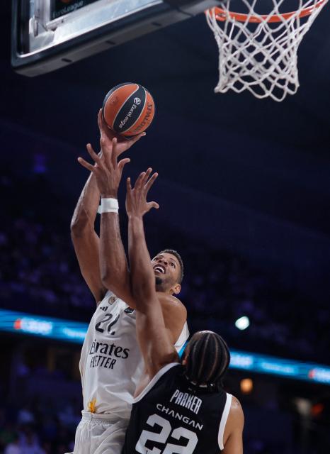 Real Madrid's French guard #12 Theo Maledon goes up for a shot as Partizan Belgrade's US forward #22 Jabari Parker defends during the Euroleague basketball match between Real Madrid Baloncesto and Partizan Belgrade at Movistar Arena in Madrid on October 15, 2025. (Photo by Oscar DEL POZO / AFP)