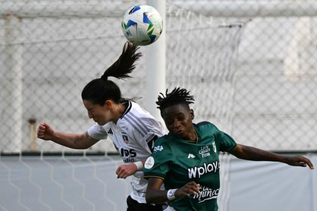 Colo Colo's defender #17 Rosario Balmaceda and Deportivo Cali's defender #21 Kelly Ibarguen fight for the ball during the 2025 Women's Copa Libertadores quarter-final football match between Chile's Colo Colo and Colombia's Deportivo Cali at the Florencio Sola Stadium in Banfield, Buenos Aires province on October 15, 2025. (Photo by Luis ROBAYO / AFP)