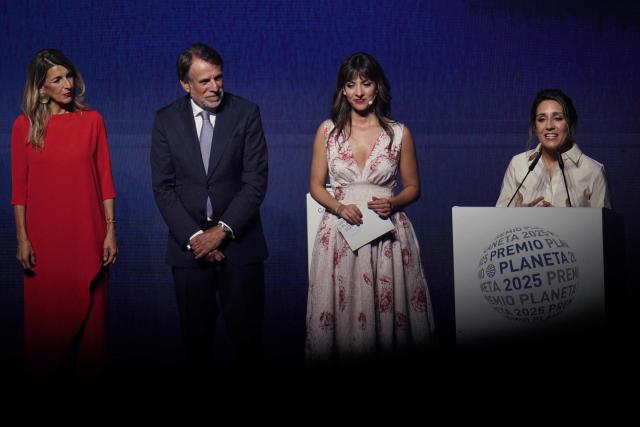 Finalist of Spain's 2025 Premio Planeta Award, Spanish writer Angela Banzas (R) for her novel "Cuando el Viento Hable " (When the Wind Speaks), delivers a speech during the ceremony of the 74th edition of the "Premio Planeta" award at the National Art Museum of Catalonia in Barcelona on October 15, 2025. (Photo by Manaure Quintero / AFP)