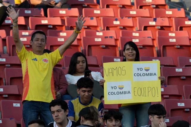 Fans of Colombia pose foro a picture ahead of the 2025 FIFA U-20 World Cup semi-final football match between Argentina and Colombia at the National Stadium in Santiago on October 15, 2025. (Photo by Rodrigo ARANGUA / AFP)