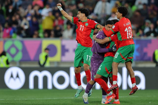 Morocco's goalkeeper #16 Abdelhakim Mesbahi (C) celebrates with teammates after saving the final penalty and securing victory in the shootout during the 2025 FIFA U-20 World Cup semi-final football match between Morocco and France at the Elias Figueroa Stadium in Valparaiso, Chile on October 15, 2025. (Photo by Javier TORRES / AFP)
