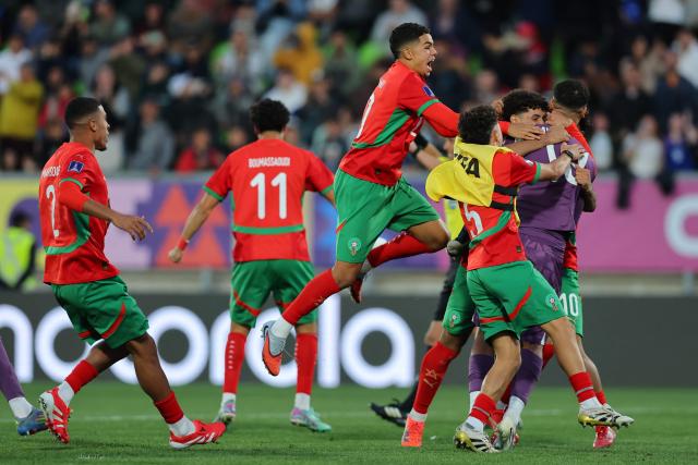 Morocco's goalkeeper #16 Abdelhakim Mesbahi (R) celebrates with teammates after saving the final penalty and securing victory in the shootout during the 2025 FIFA U-20 World Cup semi-final football match between Morocco and France at the Elias Figueroa Stadium in Valparaiso, Chile on October 15, 2025. (Photo by Javier TORRES / AFP)