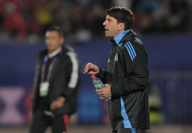 Argentina's head coach Diego Placente gestures during the 2025 FIFA U-20 World Cup semi-final football match between Argentina and Colombia at the National Stadium in Santiago on October 15, 2025. (Photo by Rodrigo ARANGUA / AFP)