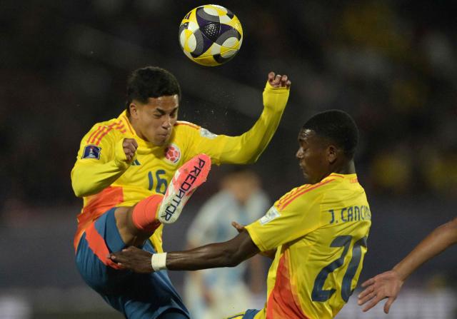 Colombia's midfielder #16 Joel Romero jumps for the ball during the 2025 FIFA U-20 World Cup semi-final football match between Argentina and Colombia at the National Stadium in Santiago on October 15, 2025. (Photo by Rodrigo ARANGUA / AFP)