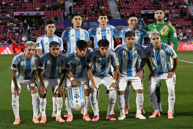 Argentina's players pose for a team photo ahead of the 2025 FIFA U-20 World Cup semi-final football match between Argentina and Colombia at the National Stadium in Santiago on October 15, 2025. (Photo by RODRIGO ARANGUA / AFP)