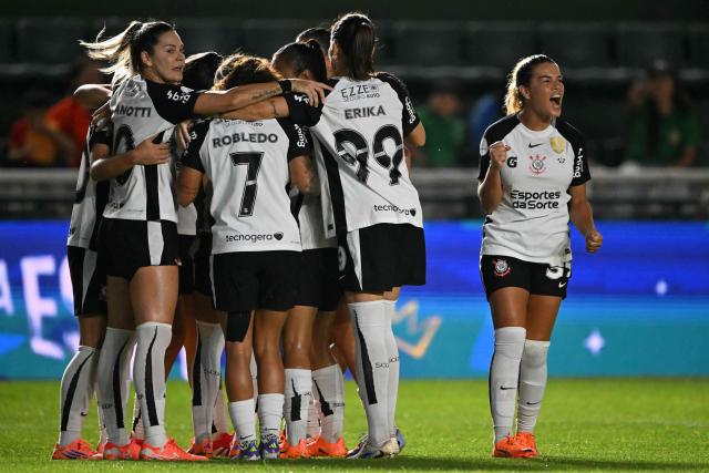 Corinthians' midfielder #20 Mariza (unseen) celebrates with teammates after scoring his team's first goal during the 2025 Women's Copa Libertadores quarter-final football match between Brazil's Corinthians and Brazil's Ferroviaria at the Florencio Sola Stadium in Banfield, Buenos Aires province on October 15, 2025. (Photo by Luis ROBAYO / AFP)