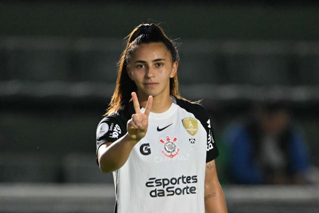 Corinthians' midfielder #20 Mariza celebrates scoring his team's first goal during the 2025 Women's Copa Libertadores quarter-final football match between Brazil's Corinthians and Brazil's Ferroviaria at the Florencio Sola Stadium in Banfield, Buenos Aires province on October 15, 2025. (Photo by Luis ROBAYO / AFP)