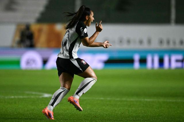 Corinthians' midfielder #20 Mariza celebrates scoring his team's first goal during the 2025 Women's Copa Libertadores quarter-final football match between Brazil's Corinthians and Brazil's Ferroviaria at the Florencio Sola Stadium in Banfield, Buenos Aires province on October 15, 2025. (Photo by Luis ROBAYO / AFP)