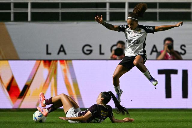 Ferroviaria's defender #25 Fatima Dutra (L) and Corinthians' Colombian forward #07 Gisela Robledo fight for the ball during the 2025 Women's Copa Libertadores quarter-final football match between Brazil's Corinthians and Brazil's Ferroviaria at the Florencio Sola Stadium in Banfield, Buenos Aires province on October 15, 2025. (Photo by Luis ROBAYO / AFP)