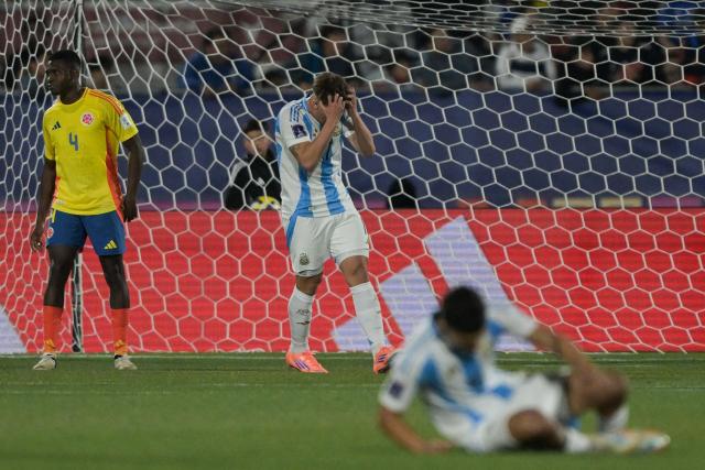 Argentina's forward #17 Mateo Silvetti reacts after missing a scoring opportunity during the 2025 FIFA U-20 World Cup semi-final football match between Argentina and Colombia at the National Stadium in Santiago on October 15, 2025. (Photo by Rodrigo ARANGUA / AFP)