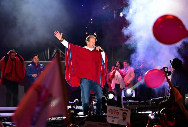 Bolivia's presidential candidate for the Freedom and Democracy (Libre) Alliance, Jorge "Tuto" Quiroga, delivers a speech during his closing campaign rally in La Paz on October 15, 2025. An ex-president and a senator will go head-to-head in Bolivia's presidential runoff on October 19, 2025, both with promises to fix the South American country's broken economy. Senator Rodrigo Paz came from behind to take the top spot with 32 percent of votes cast in a first round in August, but has since fallen behind ex-president Jorge "Tuto" Quiroga in stated voter intention. (Photo by MARTIN BERNETTI / AFP)