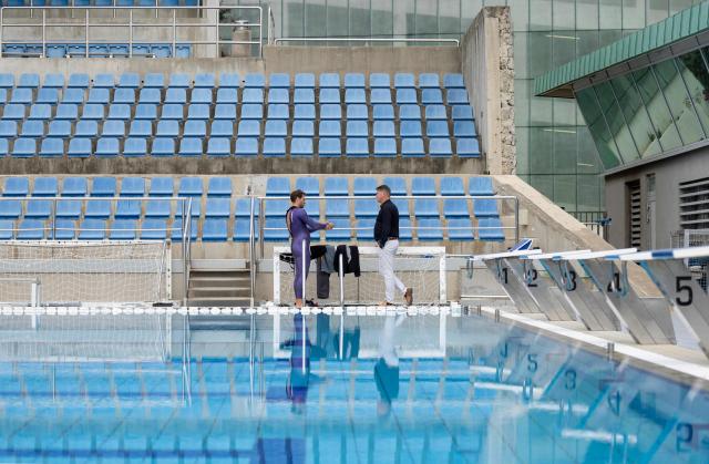 Croatian free diver Vitomir Maricic, 40, (L) talks to his friend and doctor Igor Barkovic (R), pulmologist and expert in hyperbaric and maritime medicine at the pool in Rijeka, on October 14, 2025. Croatian freediver Vitomir Maricic went beyond what seemed impossible for the human body by holding his breath for an astonishing 29 minutes and three seconds under water. (Photo by DAMIR SENCAR / AFP)