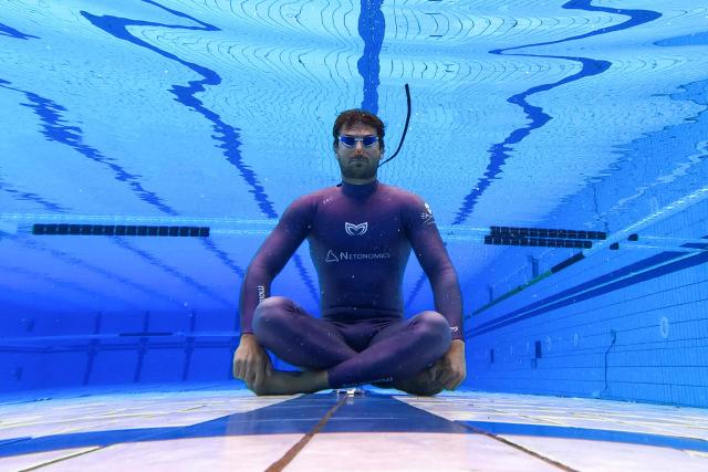 Croatian free diver Vitomir Maricic, 40, relaxes under water during a training at the pool in Rijeka, on October 14, 2025. Croatian freediver Vitomir Maricic went beyond what seemed impossible for the human body by holding his breath for an astonishing 29 minutes and three seconds under water. (Photo by DAMIR SENCAR / AFP)