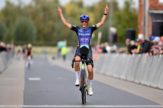 Baloise Glowi Lions' Dutch rider Lucinda Brand celebrates as she crosses the line to win the women's elite race at the 'Kermiscross' cyclocross event in Ardooie, on October 16, 2025. (Photo by LUC CLAESSEN / Belga / AFP) / Belgium OUT