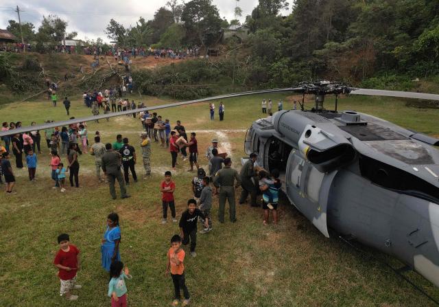 Residents receive food from Mexico’s National Defense Secretariat and the Mexican Air Force in Xalacahuantla, Tianguistengo municipality, Hidalgo state, Mexico, on October 16, 2025. Mexican survivors of floods and landslides that killed at least 70 people last week have appealed for urgent aid, saying they are worried about disease outbreaks as rotting animal carcasses pile up in the mud. (Photo by Alfredo ESTRELLA / AFP)