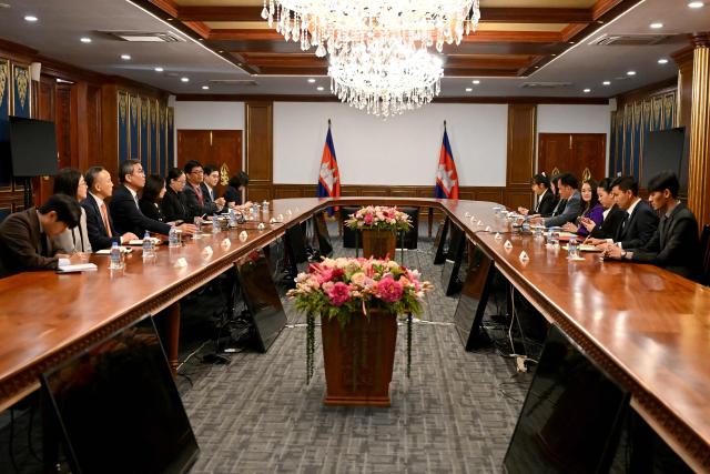 South Korea's delegation led by Second Vice Foreign Minister Kim Jin-a (5th L) attend a meeting with Cambodian officials led by Secretary of State, Ministry of Foreign Affairs and International Cooperation Yentieng Puthirasmey (4th R) at the Ministry of Foreign Affairs and International Cooperation building in Phnom Penh on October 17, 2025. Two South Koreans detained in a crime crackdown by Cambodian authorities returned home on October 17, police said, a day after Phnom Penh announced plans to deport 59 Koreans accused of working in cyberscam operations. (Photo by TANG CHHIN Sothy / AFP)